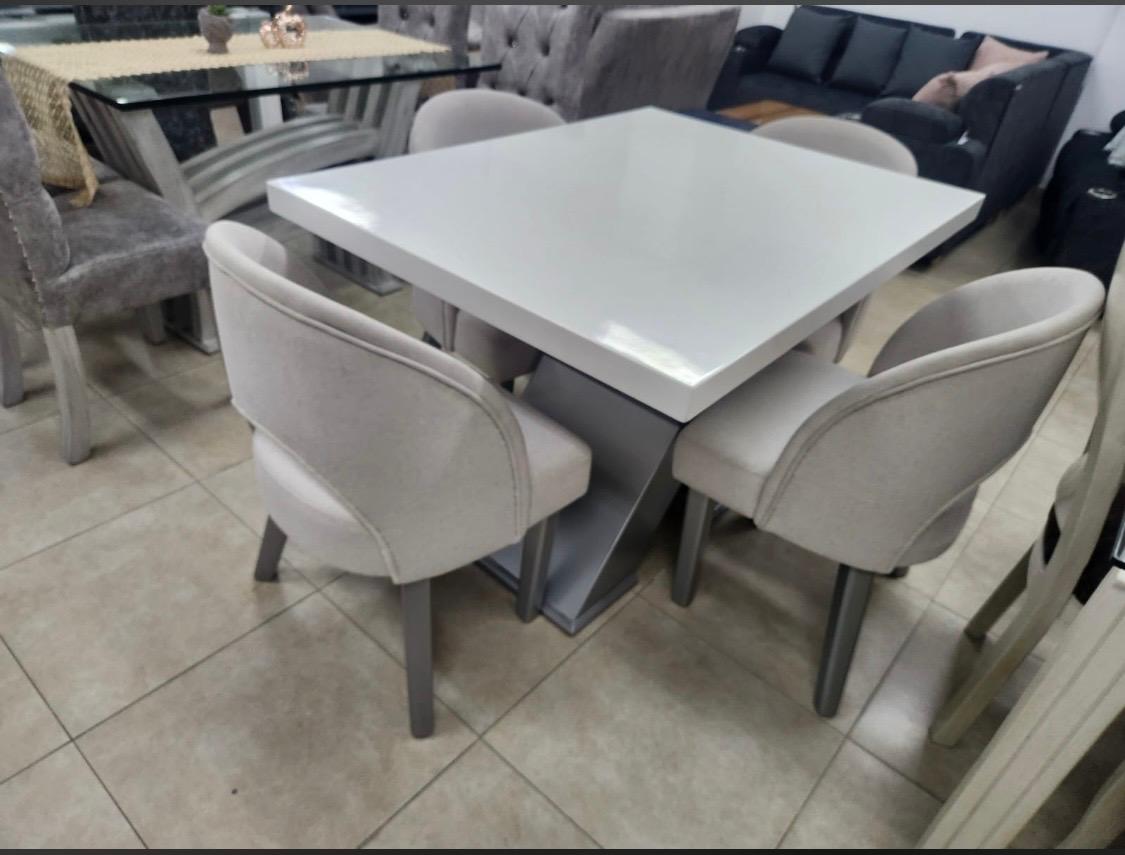 Comedor  Cuadrado con Cubierta Blanca de Alto Brillo (4 Puestos)